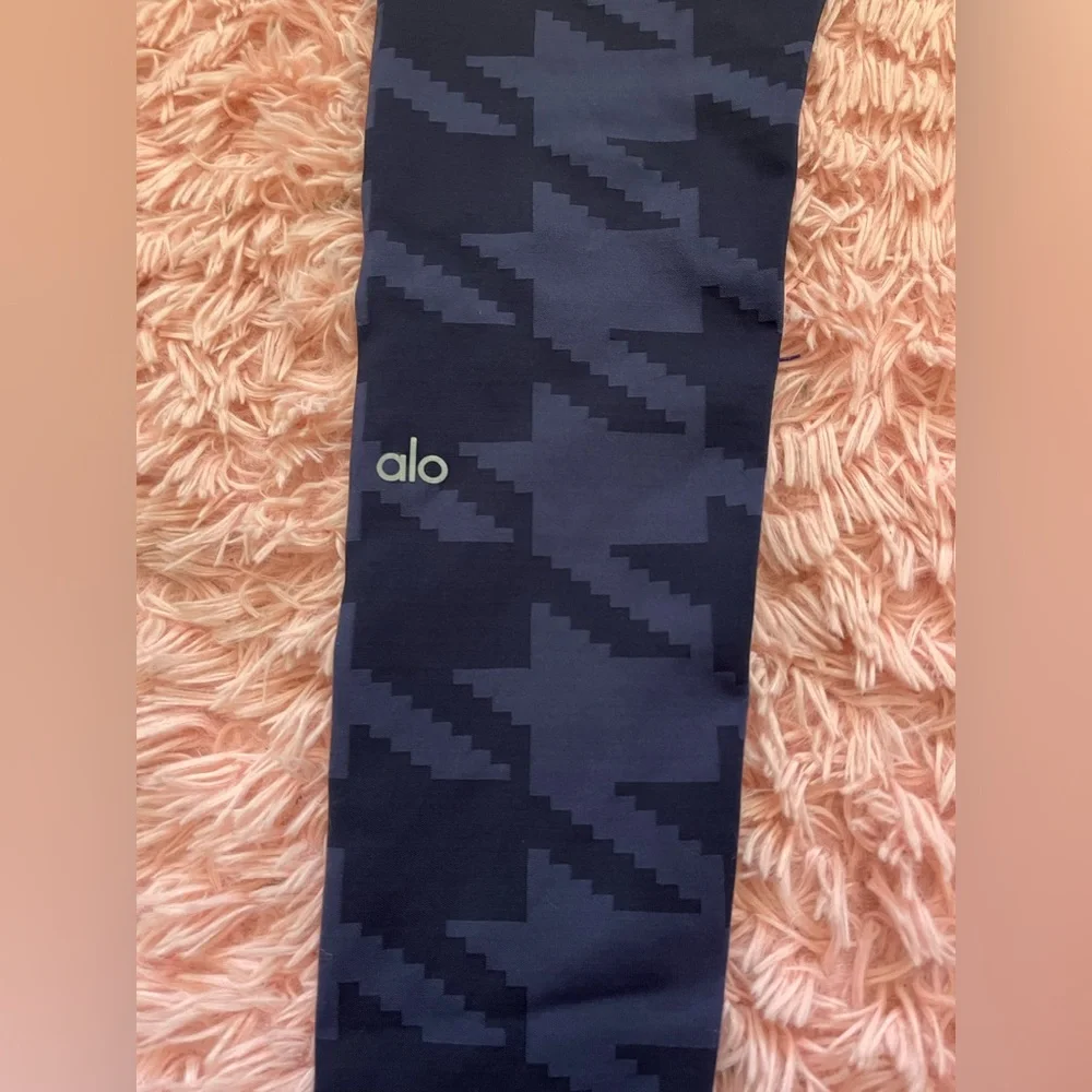 Alo Yoga High Waisted Leggings Navy Camo Houndstooth Print Athletic Size M 7/8 - Picture 3 of 6